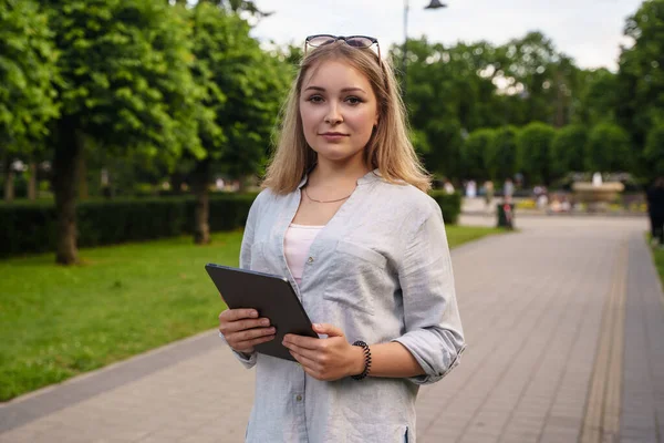 Πορτρέτο Της Νεαρής Φοιτήτριας Κρατώντας Tablet Καλοκαίρι Δημόσιο Πάρκο Στην — Φωτογραφία Αρχείου