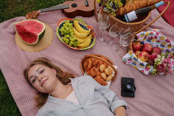 Skott Glad Ung Kvinna Picknick Ligger Filt Runt Mat Och — Stockfoto