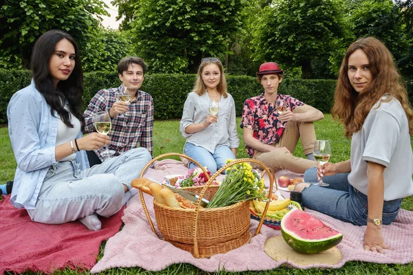 Знімок Веселих Друзів Разом Пікніку Ють Їдять Природному Літньому Парку — стокове фото