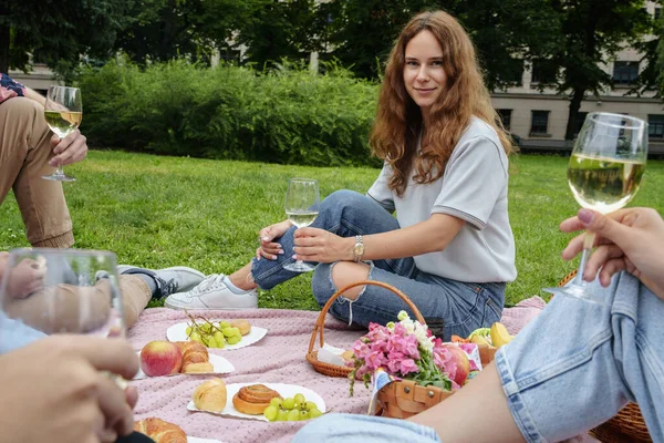 Знімок Жінки Кучерявими Волоссям Добре Проводять Час Своїми Друзями Пікніку — стокове фото