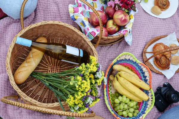 Tiro Cobertor Comida Bebida Com Outras Coisas Grama Natureza — Fotografia de Stock