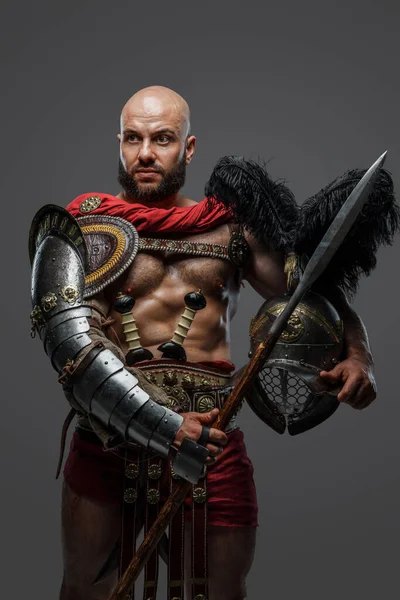 Tiro Poderoso Gladiador Antigo Vestido Com Armadura Segurando Capacete Plumado — Fotografia de Stock