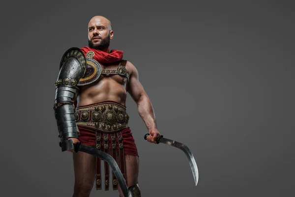 Studio Strzał Potężny Gladiator Przeszłości Ubrany Zbroję Trzymając Podwójne Miecze — Zdjęcie stockowe