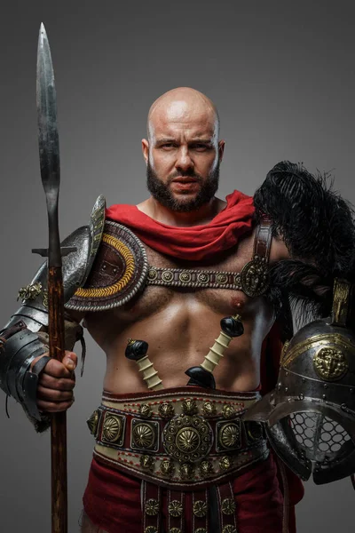 Komoly Római Gladiátor Meztelen Törzzsel Hosszú Lándzsával Tollas Sisakkal — Stock Fotó
