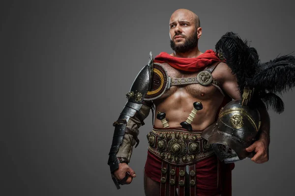 Aufnahme Eines Ernsthaften Römischen Gladiators Mit Nacktem Oberkörper Und Federhelm — Stockfoto