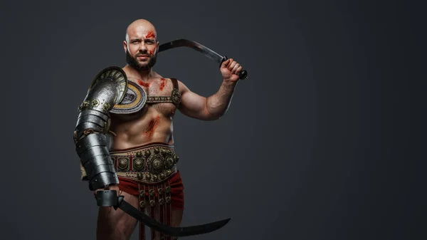 Captura Estudio Poderoso Gladiador Del Pasado Vestido Con Armadura Sosteniendo — Foto de Stock
