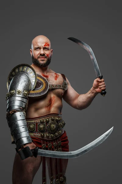 Prise Vue Gladiateur Antique Musclé Avec Deux Épées Habillées Armure — Photo