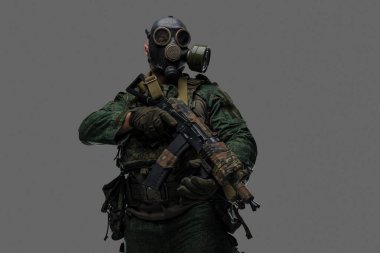 Rus askerinin gri arka planda koruyucu üniforma ve gaz maskesi giymiş bir fotoğrafı..