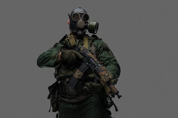 Studio Skott Ryska Soldat Klädd Skyddande Uniform Och Gas Mask — Stockfoto