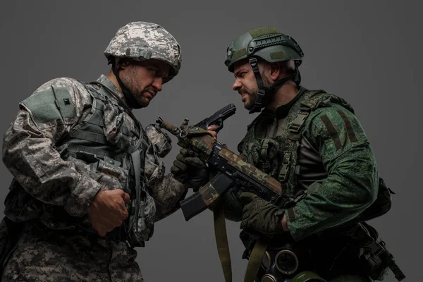ロシア軍とNato軍の迷彩服を着た兵士の意見の相違のスタジオショット — ストック写真