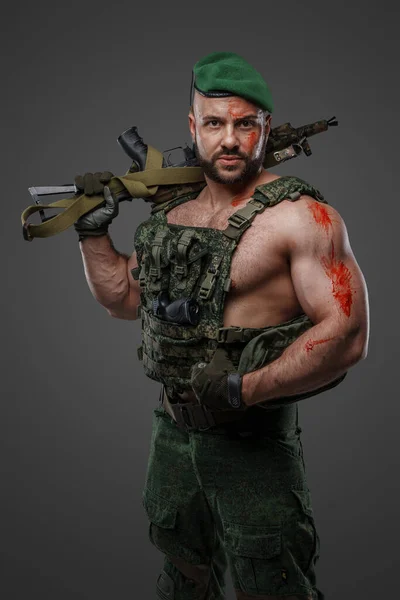 Portret Żołnierza Umięśnioną Budową Karabinu Przytrzymującego Patrzącego Się Kamerę — Zdjęcie stockowe