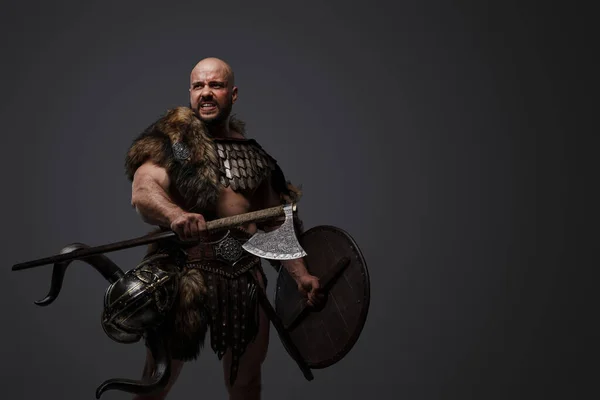 Retrato Violento Vikingo Bárbaro Vestido Con Armadura Piel Sosteniendo Escudo — Foto de Stock