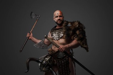 İki balta tutan kaslı ve kürklü Viking saldırısından..