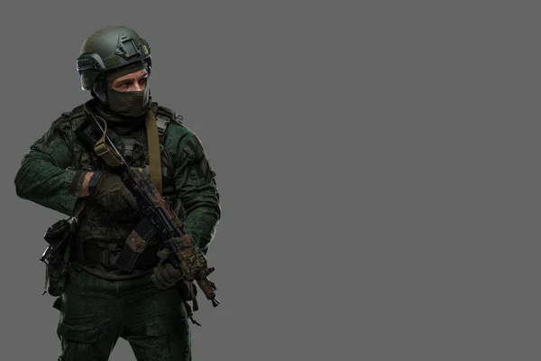 Porträtt Militär Rysk Man Med Gevär Klädd Modern Kamouflage Uniform — Stockfoto