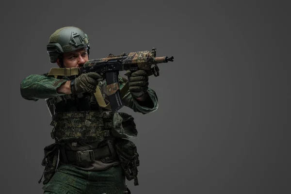 Retrato Militar Ruso Con Rifle Vestido Con Uniforme Camuflaje Moderno —  Fotos de Stock