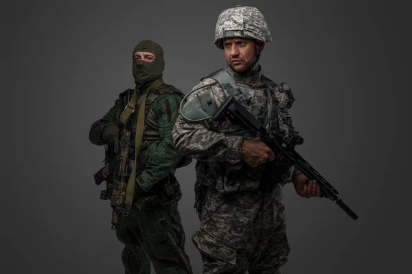 身着制服的北约和俄罗斯军队士兵在灰色背景下被隔离的照片 — 图库照片