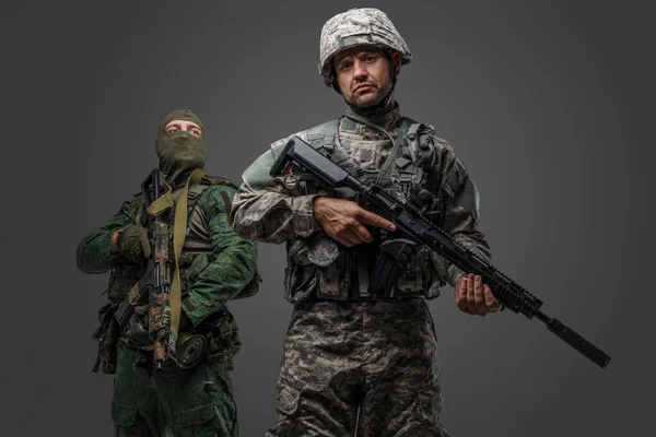 灰色の背景に隔離された写真制服姿のNato軍とロシア軍兵士 — ストック写真