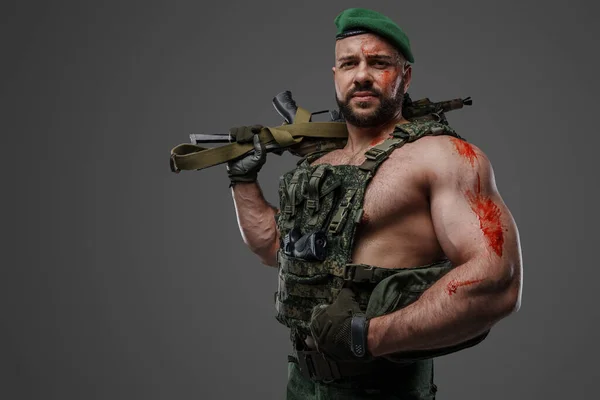 Retrato Soldado Tropas Com Musculação Segurando Rifle Olhando Para Câmera — Fotografia de Stock