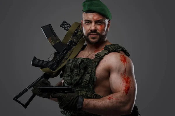 Tiro Militray Muscular Homem Vestido Camuflagem Uniforme Segurando Rifle Pistola — Fotografia de Stock