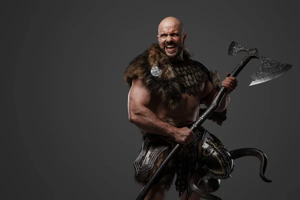 Portrait Furious Nordic Warrior Muscular Build Dressed Armor Holding Axe — Stock Photo, Image