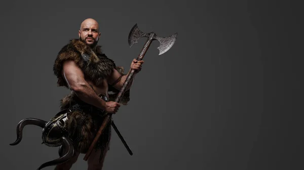 Tiro Vikingo Antiguo Muscular Con Hacha Enorme Vestido Con Armadura — Foto de Stock