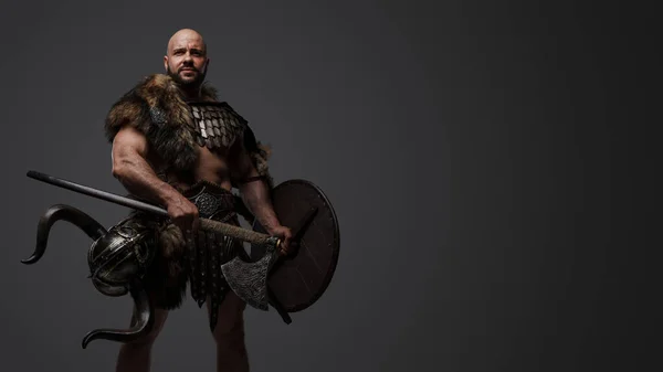 Studio Shot Handsome Ancient Viking Dressed Armor Fur Holding Axe — Stock Photo, Image