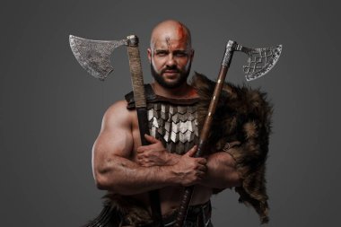 Kürklü ve boynuzlu miğferli antik Viking portresi çapraz olarak kameraya bakıyor..