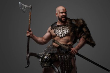 Kürk ve zırh giymiş iki baltalı deli Viking savaşçısının portresi..