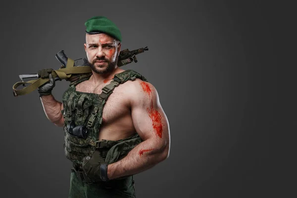 Ritratto Soldato Truppa Con Fucile Mano Muscoloso Che Guarda Macchina — Foto Stock