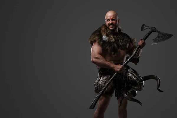 Portrait Furious Nordic Warrior Muscular Build Dressed Armor Holding Axe — Stock Photo, Image