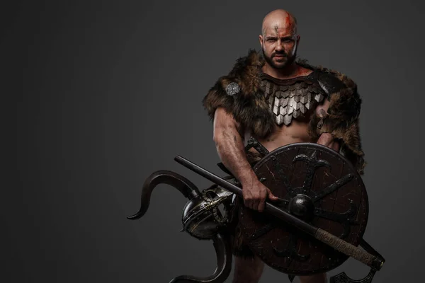 Porträt Eines Nordischen Kriegers Mit Muskulöser Statur Und Gehörntem Helm — Stockfoto