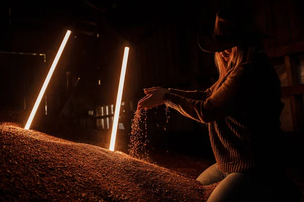 Colpo Donna Con Cappello Cowboy Che Sparge Cereali Grano Montagna — Foto Stock