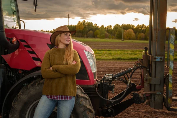 Shot Female Farmer Posing Crossed Arms Combine Harvester Field — Stock Photo, Image