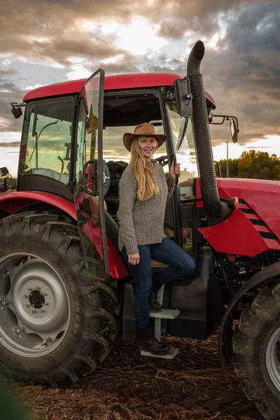 Portret Farmerki Ubranej Sweter Kowbojski Kapelusz — Zdjęcie stockowe