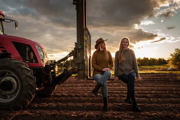 Tourné Deux Agricultrices Femmes Modernes Combinent Sur Les Terres Agricoles — Photo
