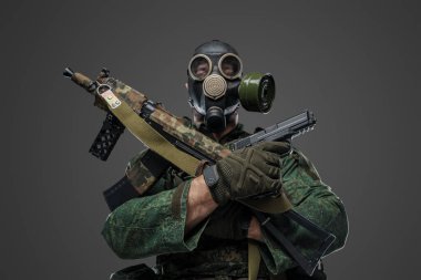 Üniforma ve gaz maskesi takmış Rus silahlı kuvvetleri askerinin fotoğrafı..