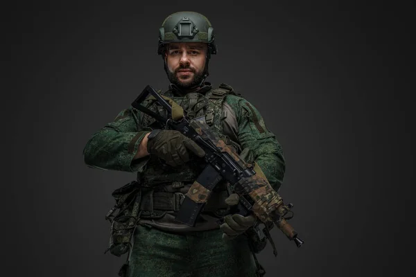 Plan Studio Soldat Russe Moderne Vêtu Uniforme Camouflage Tenant Fusil — Photo
