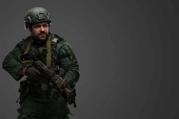 Portrait Homme Militaire Russe Avec Fusil Vêtu Uniforme Camouflage Moderne — Photo