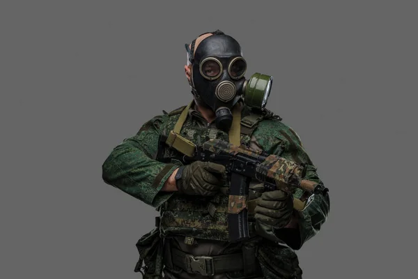 Portrét Vojenského Ruského Muže Puškou Moderní Maskovací Uniformě Plynové Masce — Stock fotografie