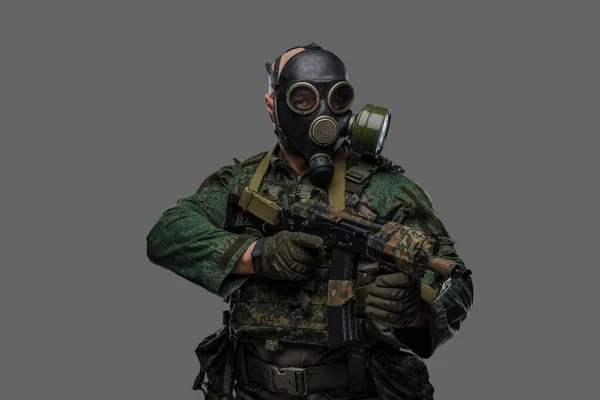 Porträt Eines Russischen Militärs Mit Gewehr Moderner Tarnuniform Und Gasmaske — Stockfoto