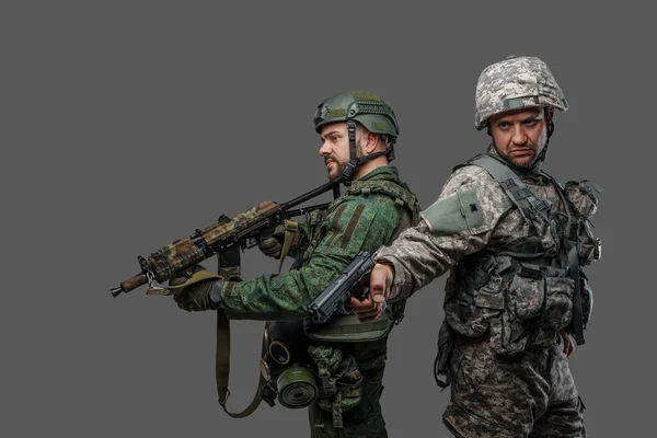 Πορτρέτο Των Νατοϊκών Και Ρωσικών Στρατιωτικών Ανδρών Ντυμένοι Προστατευτική Στολή — Φωτογραφία Αρχείου