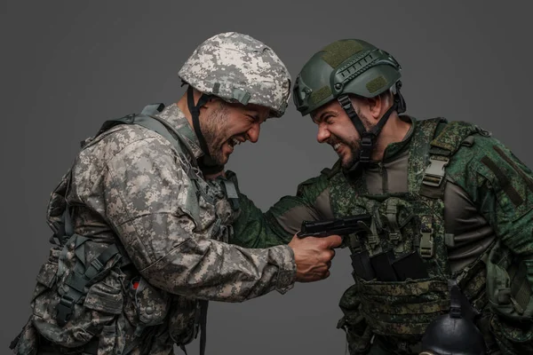 Foto Soldados Furiosos Seu Confronto Contra Fundo Cinzento — Fotografia de Stock