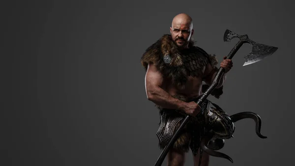 Porträt Eines Nordischen Kriegers Mit Muskulöser Statur Rüstung Mit Axt — Stockfoto