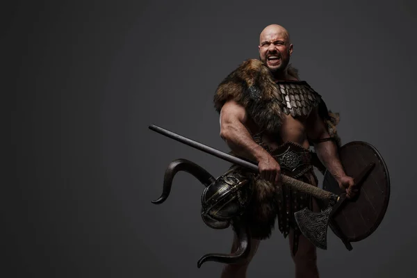 Porträtt Våldsam Barbarisk Viking Klädd Rustning Och Päls Anläggning Sköld — Stockfoto