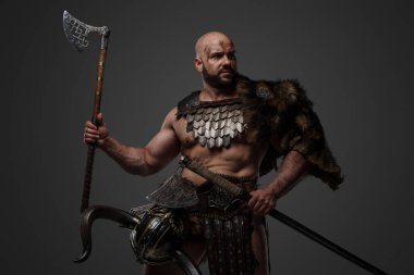 İki balta tutan kaslı ve kürklü Viking saldırısından..