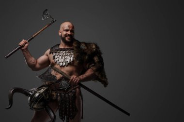 Kürk ve zırh giymiş iki baltalı deli Viking savaşçısının portresi..