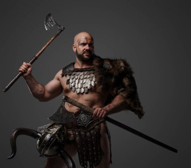 Kürk ve zırh giymiş iki baltalı güçlü Viking savaşçısının portresi..