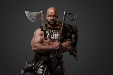 Kürklü ve boynuzlu miğferli antik Viking portresi çapraz olarak kameraya bakıyor..