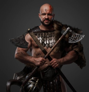 Kürklü ve boynuzlu miğferli antik Viking portresi çapraz olarak kameraya bakıyor..