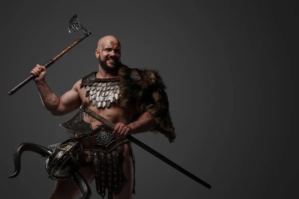 毛皮と鎧を身に着けている2つの軸と過去から狂っバイキング戦士の肖像 — ストック写真